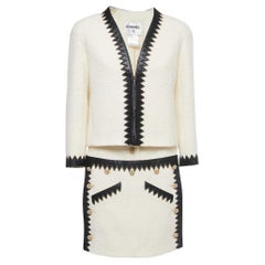 Chanel tailleur jupe Salzburg en laine bouclée crème bordé de cuir 