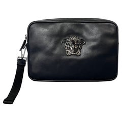 neu VERSACE Palazzo Medusa schwarzes Lammleder silberner Reißverschluss Armband Clutch Tasche