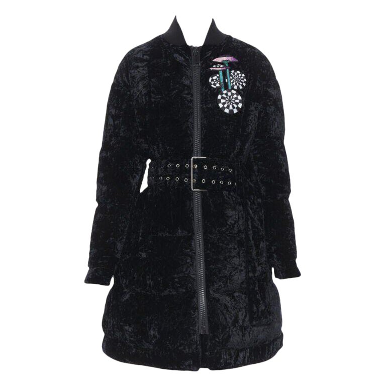 Schwarze Puffjacke mit Gürtel aus zerkleinertem Samt mit VERSUS VERSACE-Stickerei IT38 im Angebot