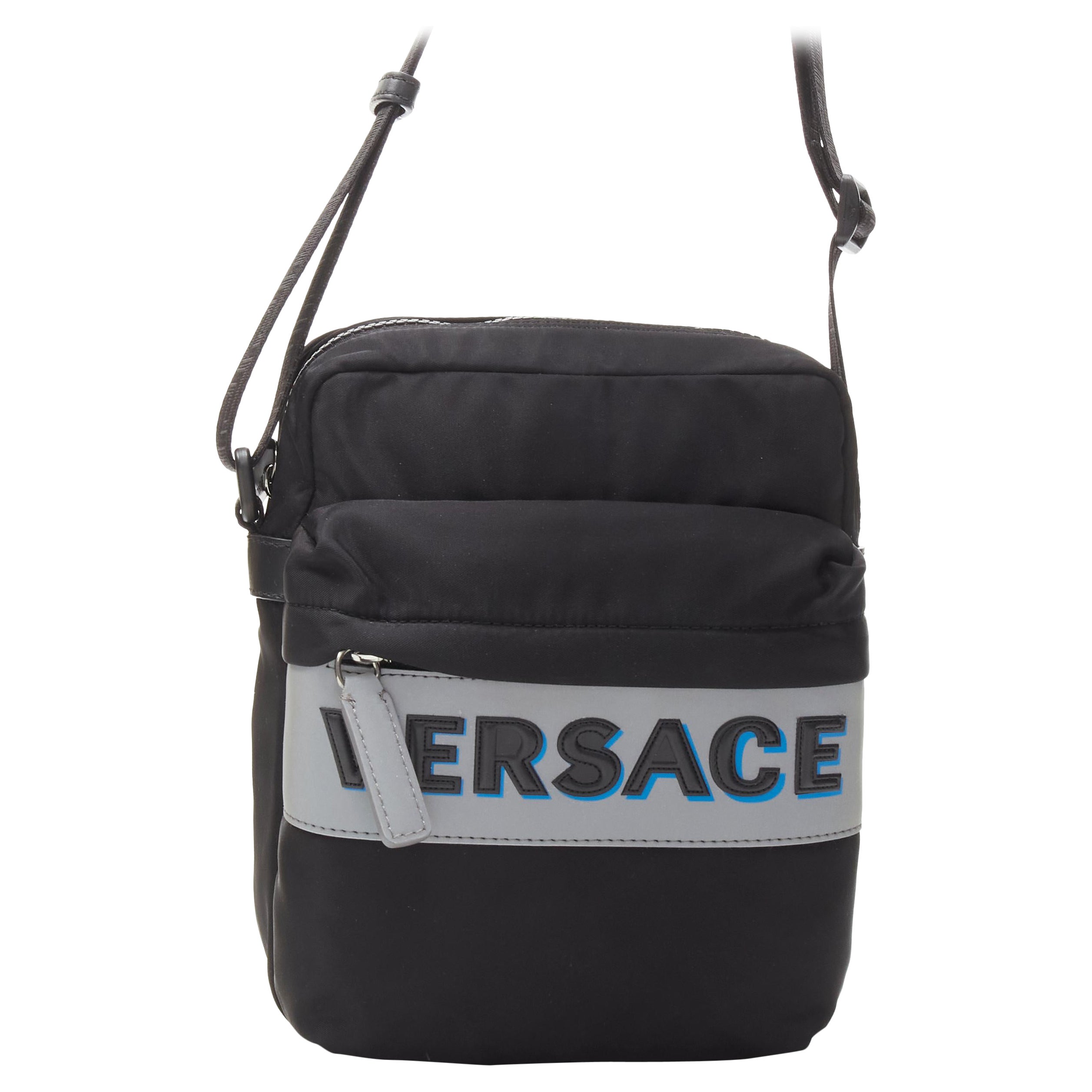 VERSACE Messenger Bag mit reflektierendem Logo aus schwarzem Nylon und Greca-Riemen im Angebot