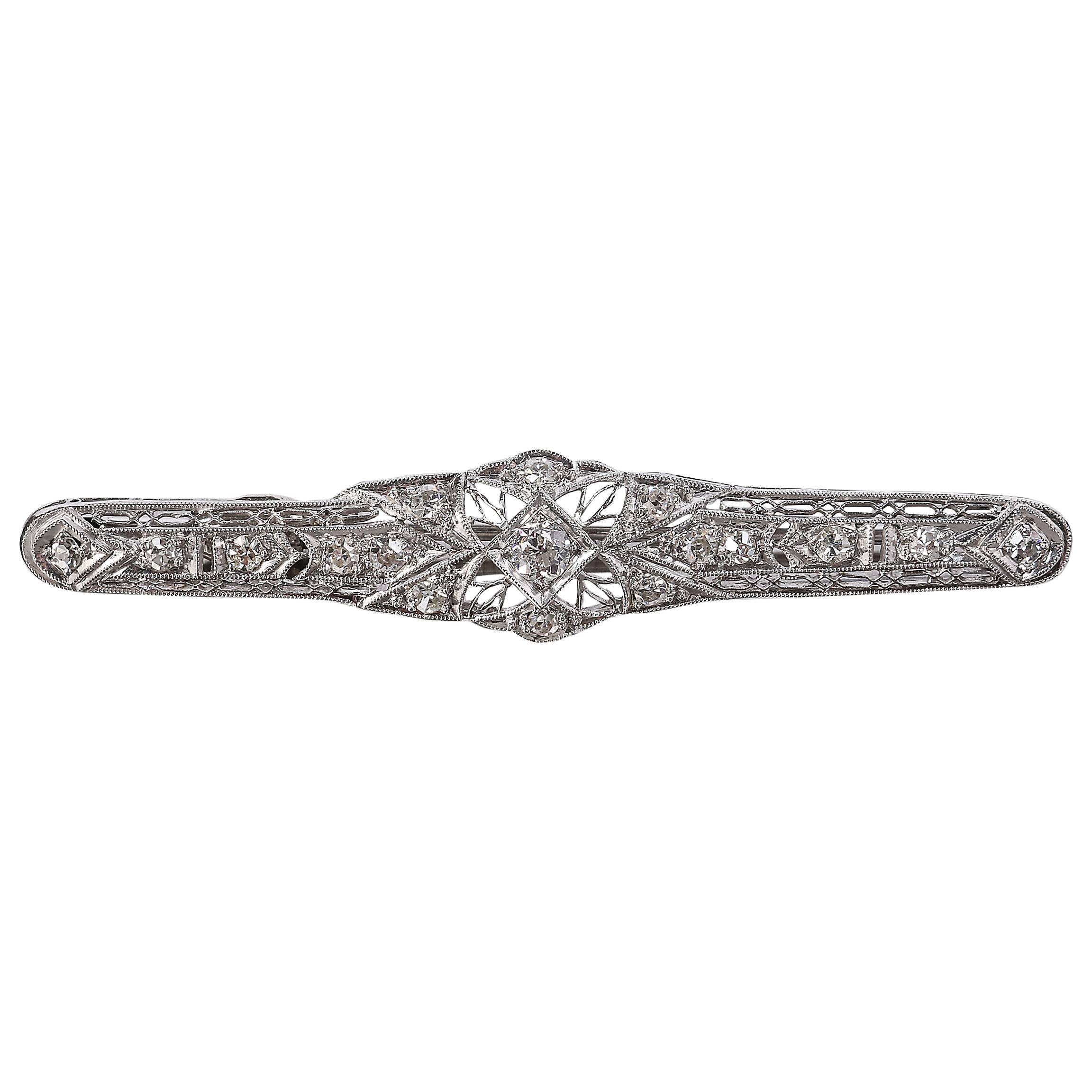 Ancienne broche édouardienne en métal filigrane avec diamants taille européenne et feuillage en platine