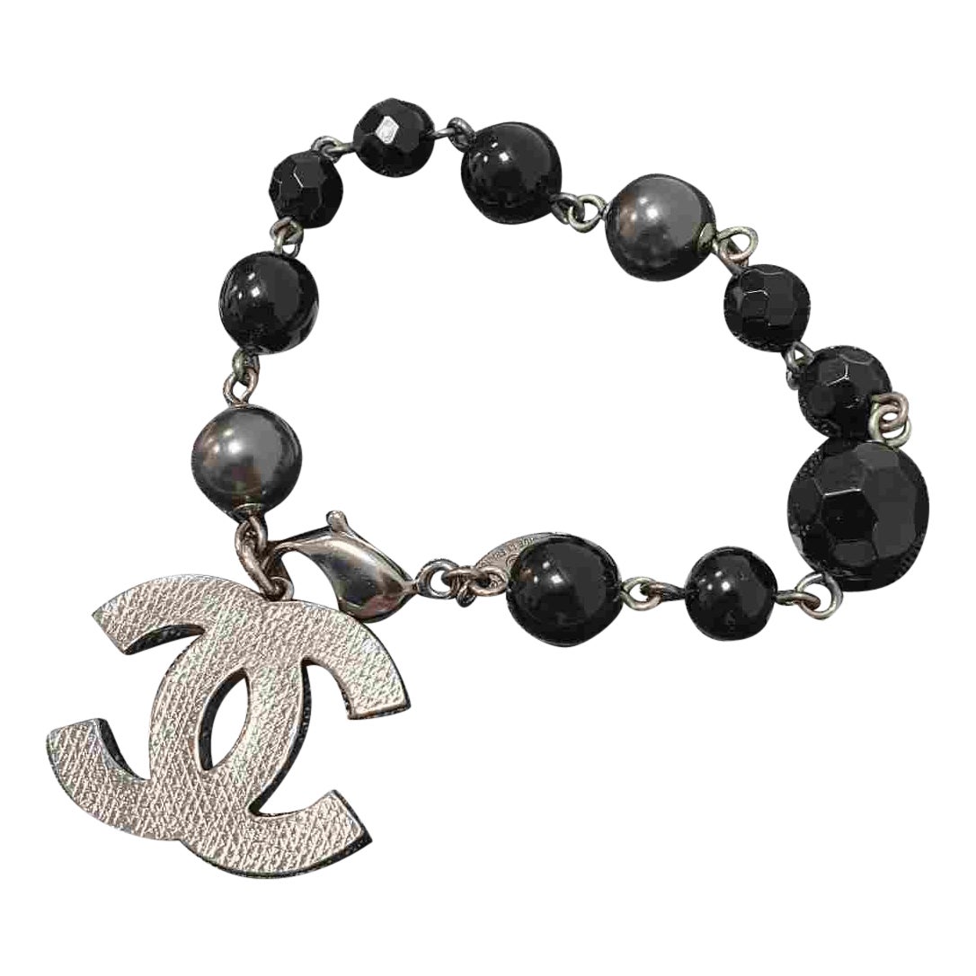 Chanel CC Graues und schwarzes Silberarmband aus Kunstperlen in Silbertönen im Angebot