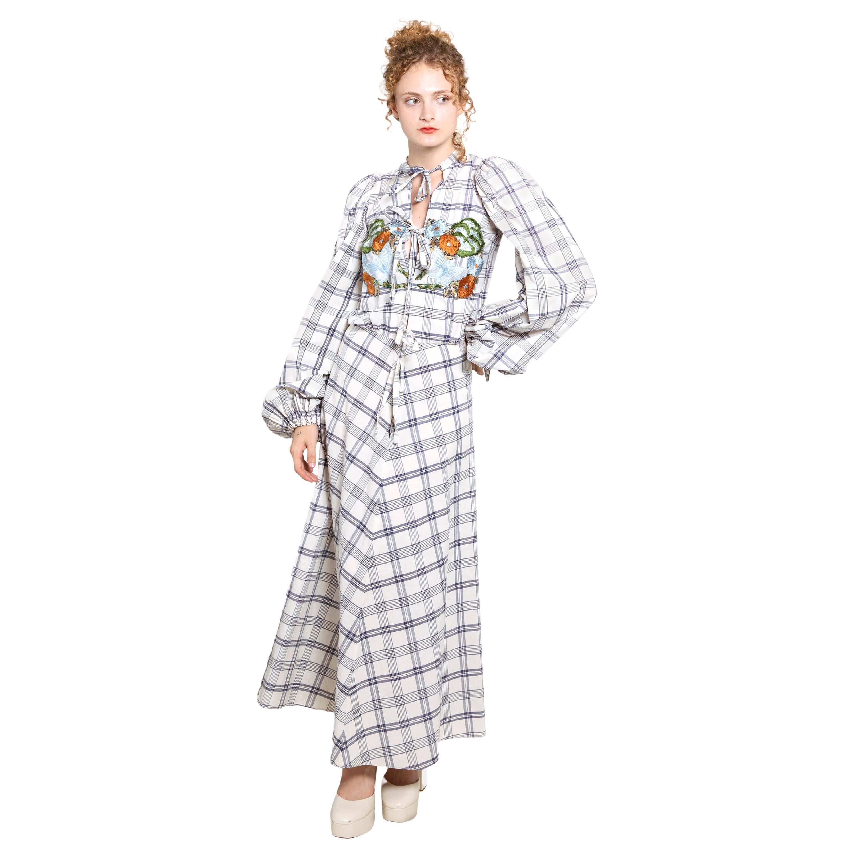 Thea Porter Couture - Robe brodée de fleurs et de papillons des années 70 en vente