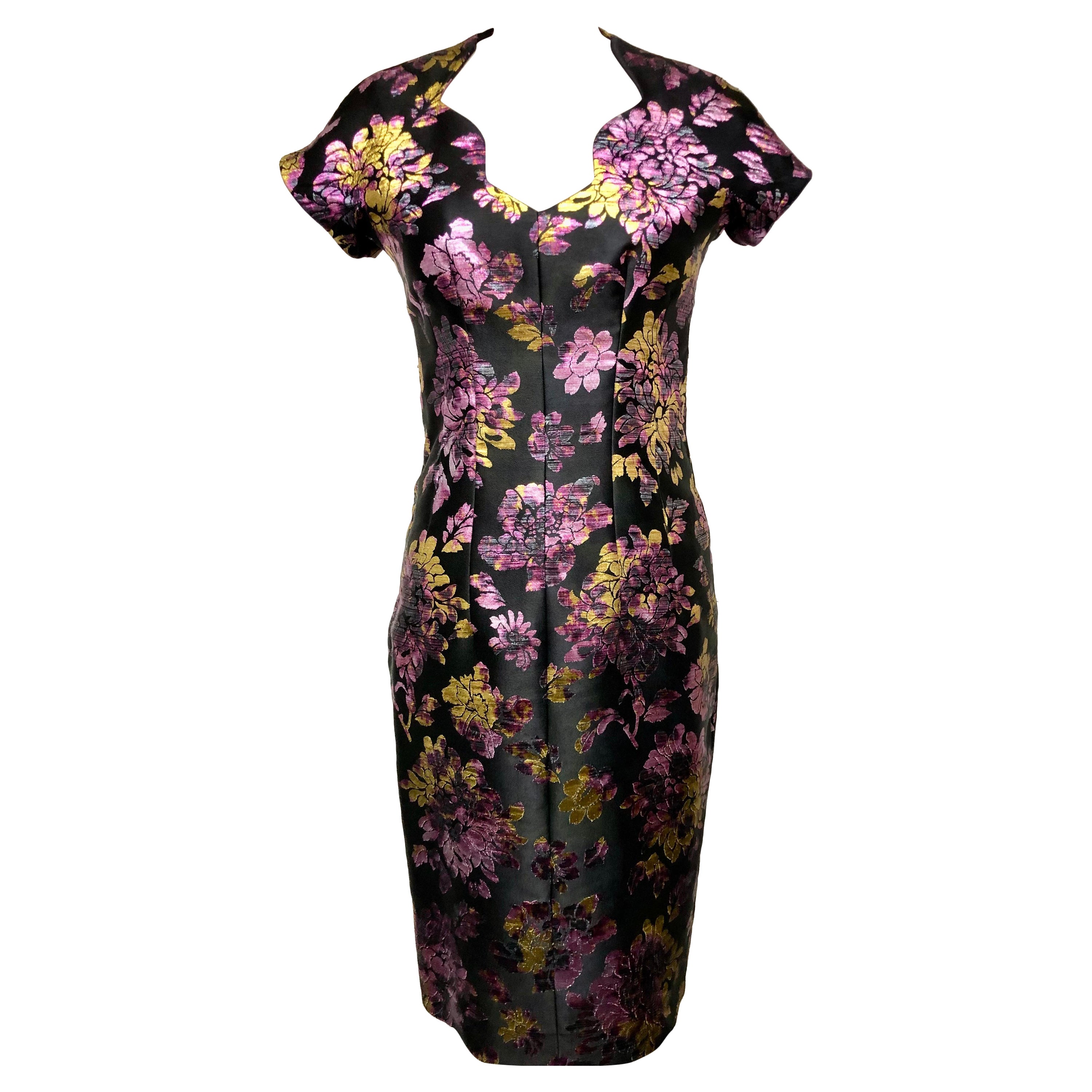 Vestido ajustado de jacquard floral francés rosa, dorado y negro con escote festoneado en venta