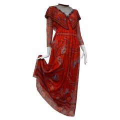 Zandra Rhodes, robe longue bohème londonienne en mousseline de soie rouge imprimée avec détails en perles, années 1970