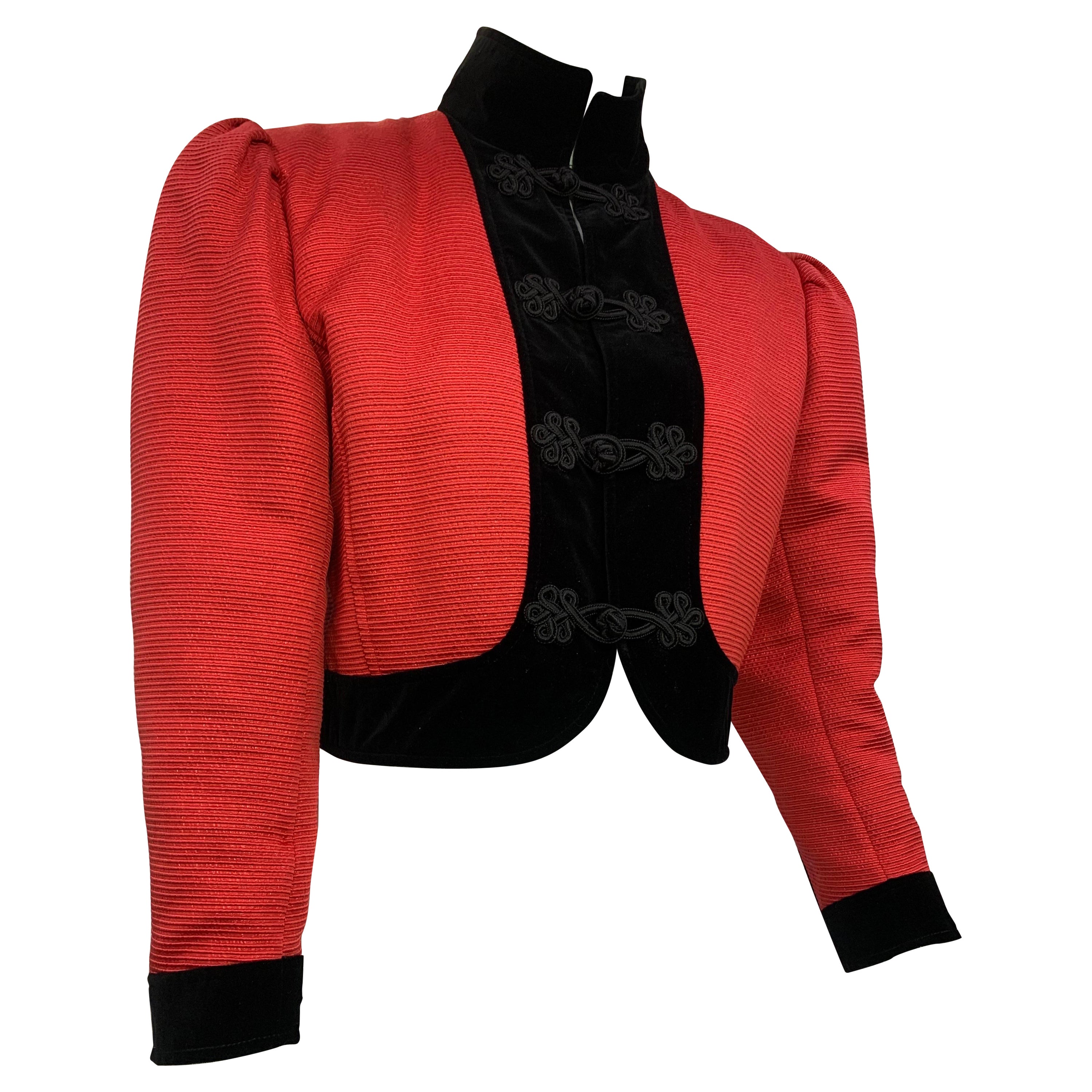 1980er Ungaro Bolerojacke aus roter Seidenfaille mit schwarzem Samtbesatz und hohem Kragen  im Angebot