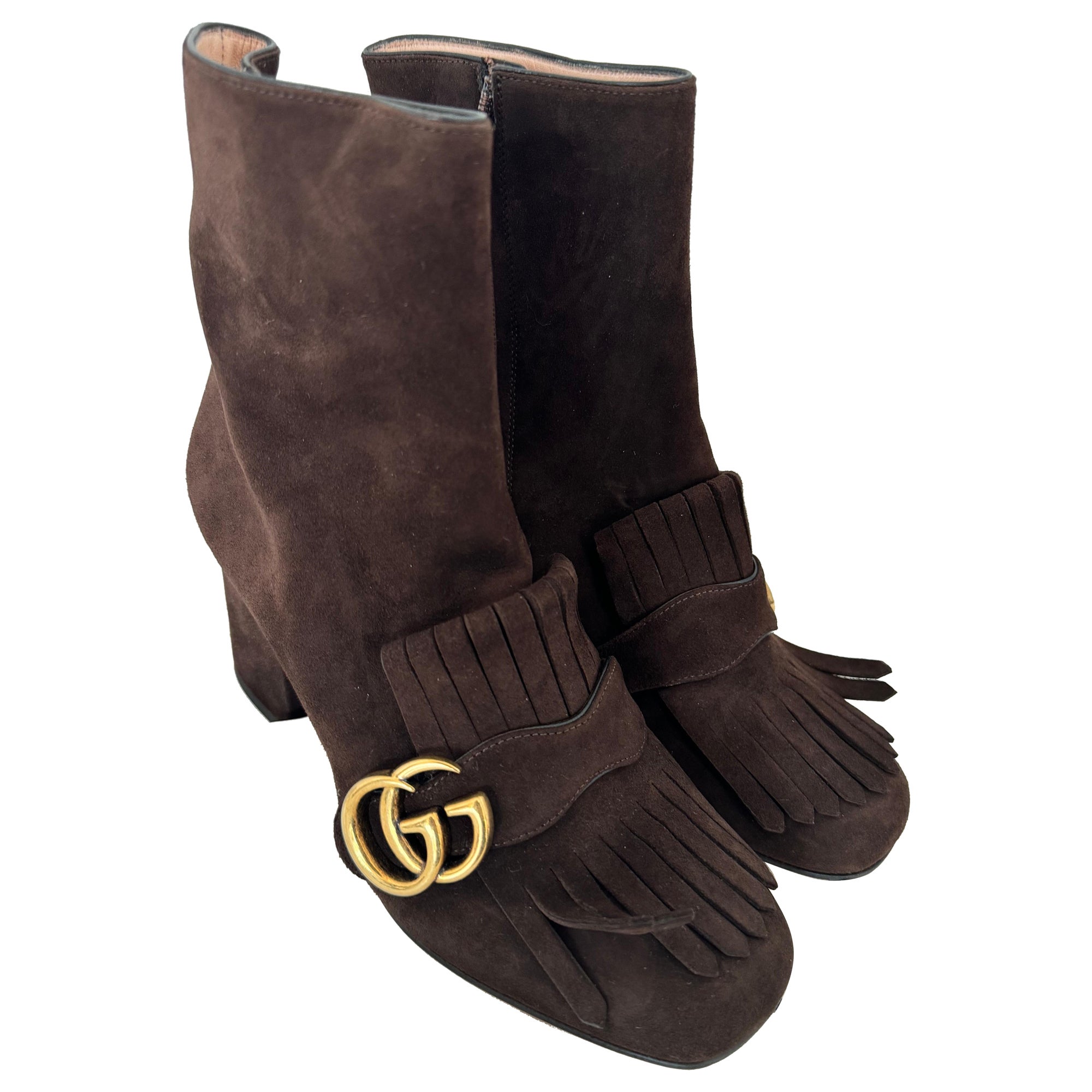 Gucci Braune Wildleder-Stiefeletten mit Quaste und goldenem GG-Logo  im Angebot