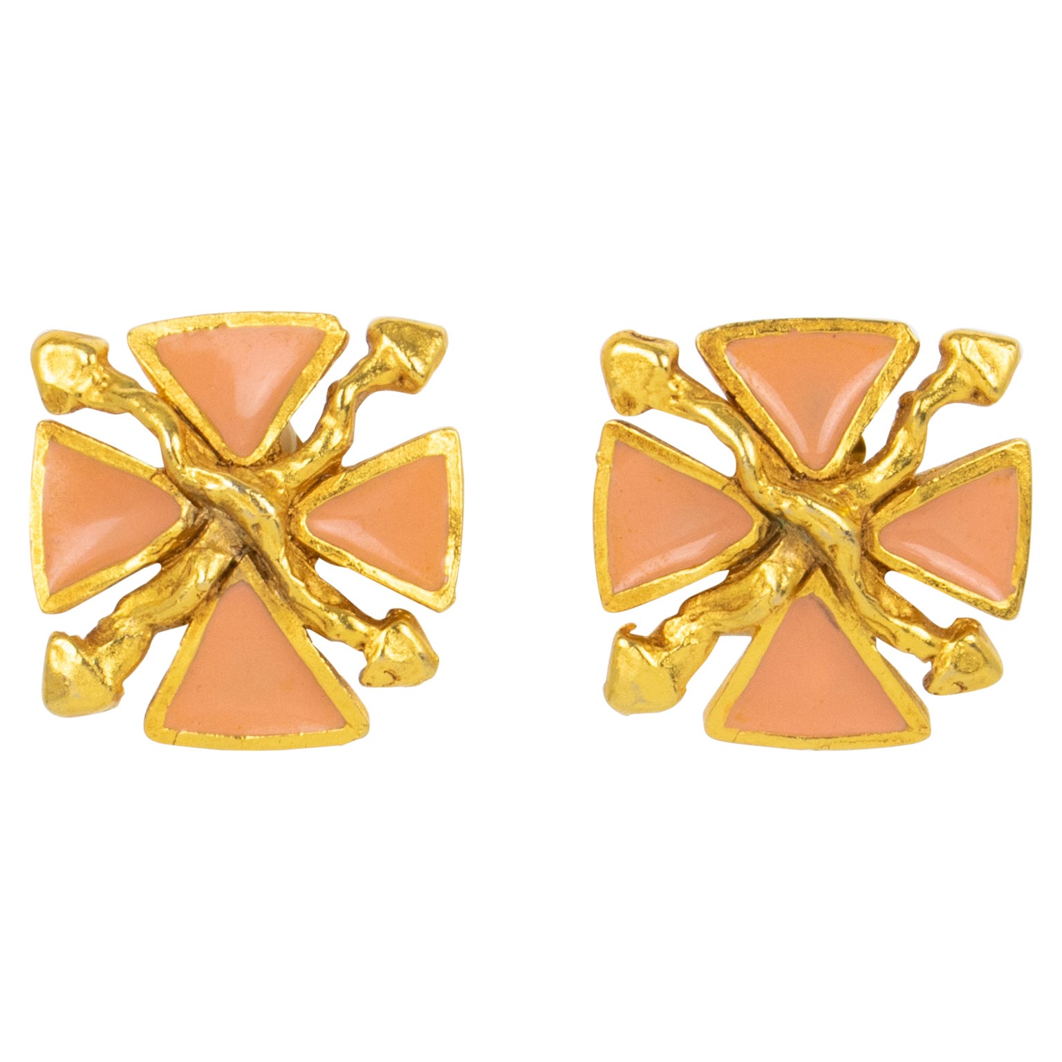 Antigona Paris - Boucles d'oreilles clip en métal doré et émail rose Croix de Malte en vente