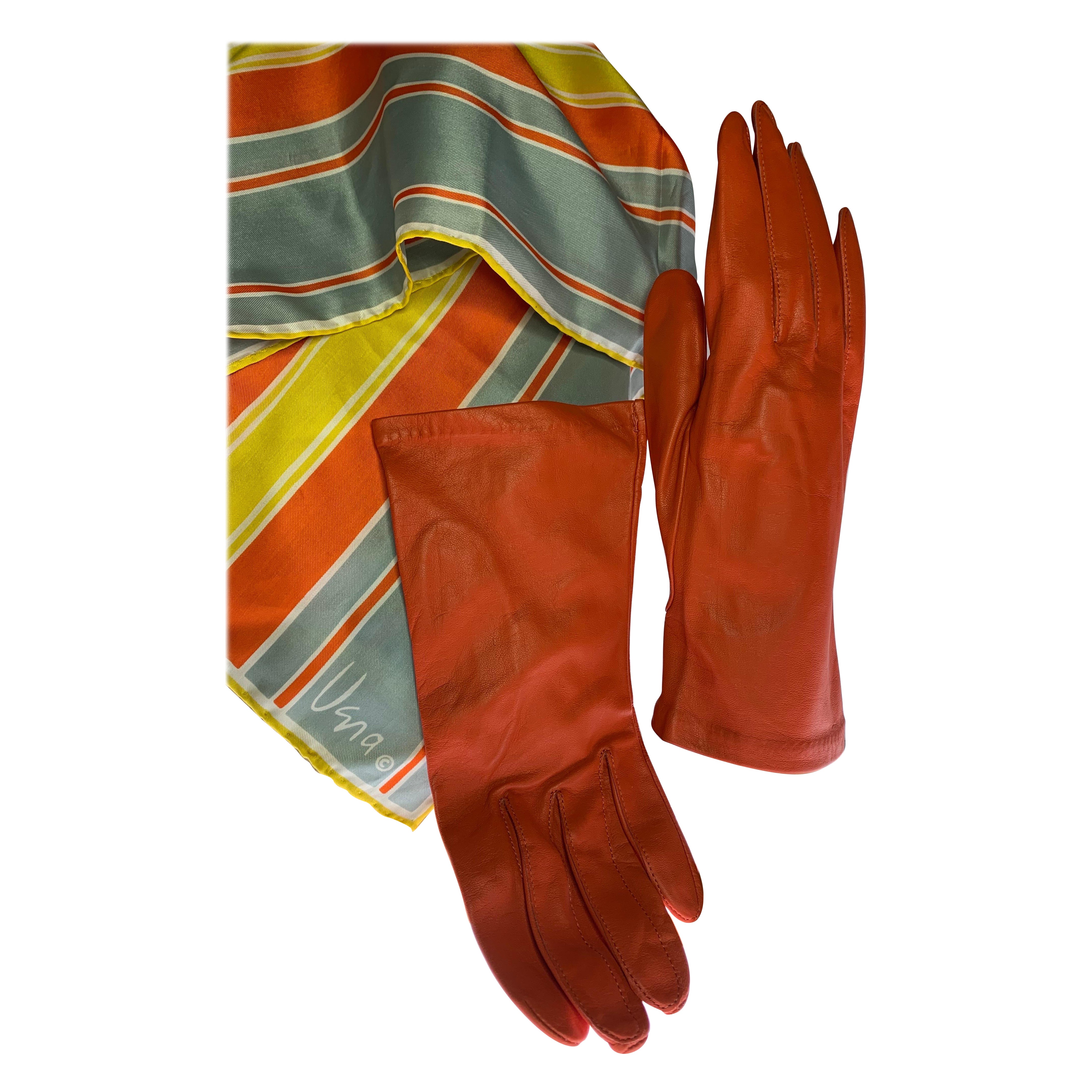 Orangefarbene Vintage-Lederhandschuhe und dazu passender Vera-Seidenschal mit Grafikdruck im Angebot