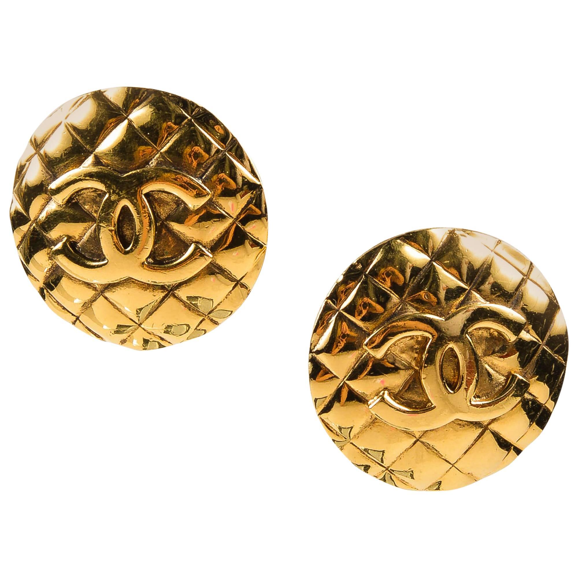 Vintage Chanel Gold Tone Metal 'CC' Quilted Round Clip On Earrings For Sale