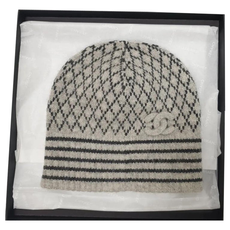 Chapeau Chanel Gris Noir Cashmer CC Logo En vente sur 1stDibs | bonnet  chanel noir et blanc, bonnet chanel gris, bonnet noir chanel