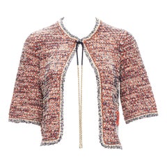 CHANEL 2011 Rote boule-Strickjacke mit CC-Logo und Goldkette in Kurzform FR36 S