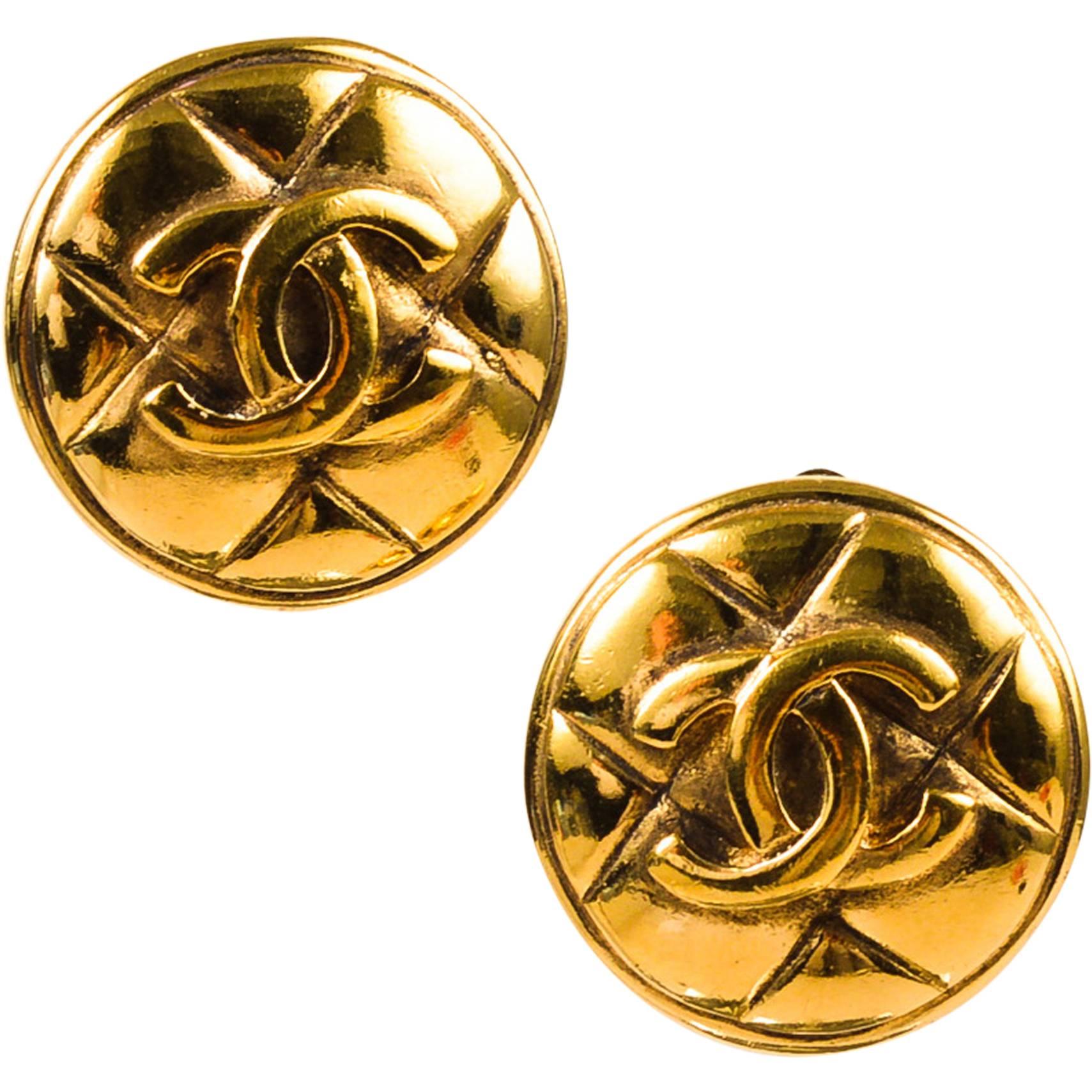 Vintage Chanel Gold Tone Quilted Round 'CC' Clip On Earrings For Sale