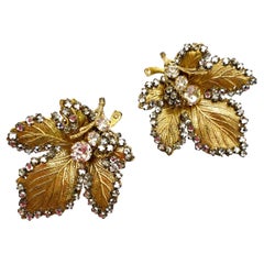 Une magnifique paire de boucles d'oreilles « feuilles » montes dorées et roses, Miriam Haskell, années 1960.
