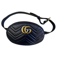 Gucci GG Marmont ovale schwarze Ledertasche mit Gürteltasche