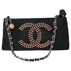 Chanel borsa a tracolla in raso nero con pochette di perline