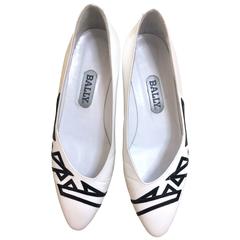 Vintage BALLY white and black leather flat shoes, pumps with geometric design.