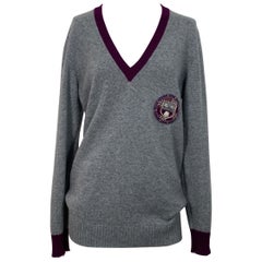 Chanel 2007A Jersey de cachemira gris y morado con detalle de cresta de cuentas y cuello en V
