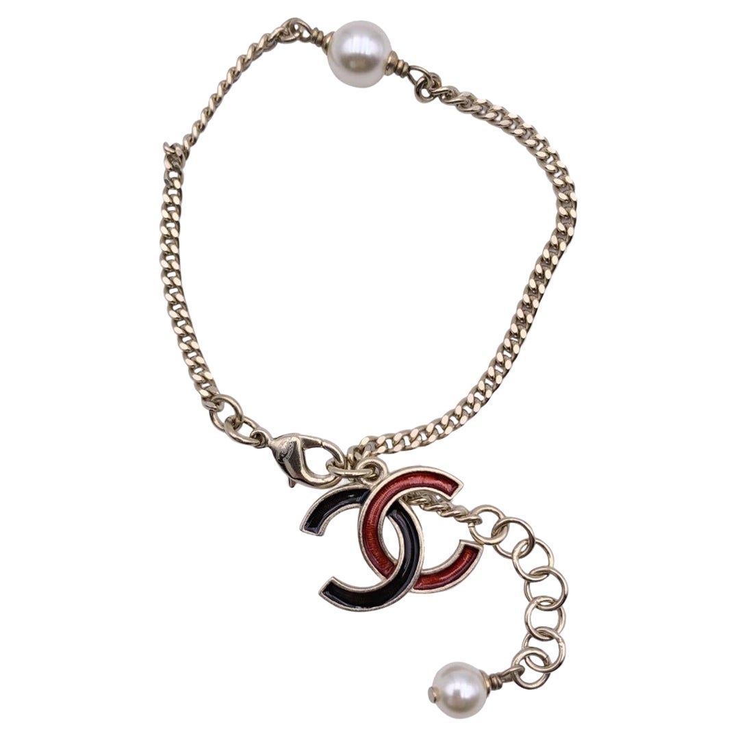 Chanel - Bracelet de chaîne avec logo CC en métal doré et émaillé noir et rouge en vente