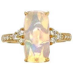 Anillo de ópalo etíope y diamantes en oro de 14 quilates
