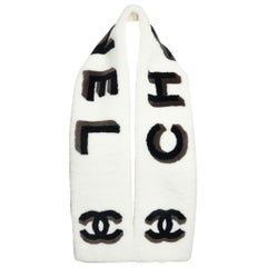 Chanel Nouveau écharpe en peau de mouton blanche à lettres tridimensionnelles