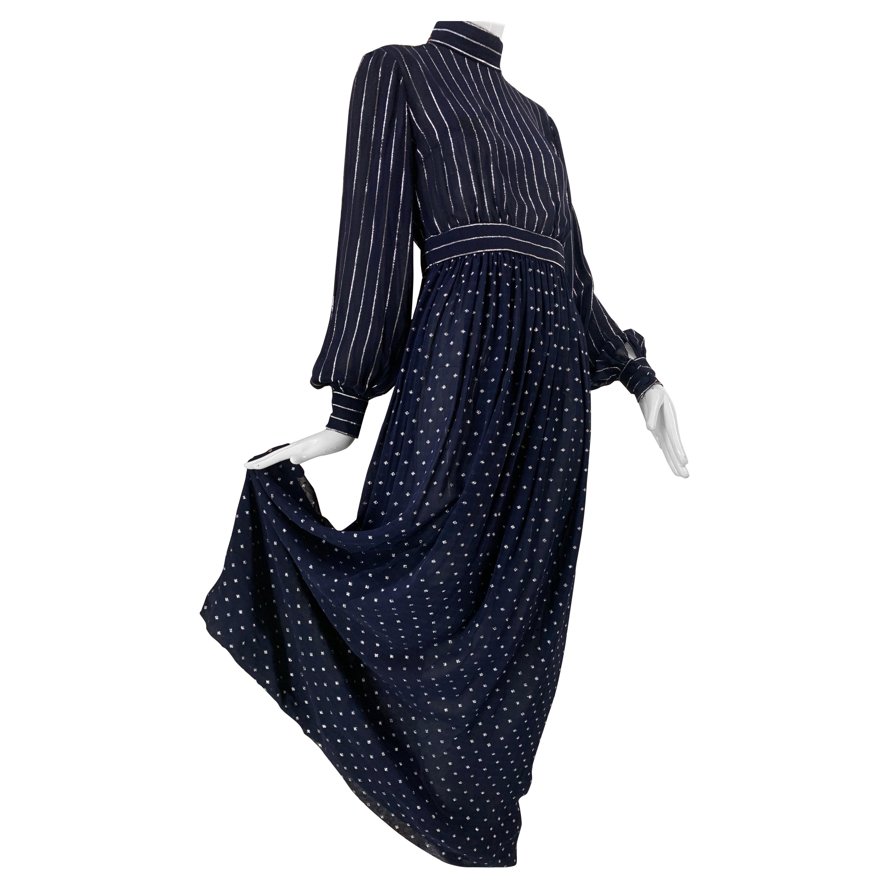 Norman Norell, robe de soirée bleu marine et argentée en crêpe et mousseline de lurex des années 1970 en vente