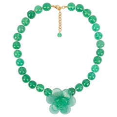 Collier court en pâte de verre verte Augustine