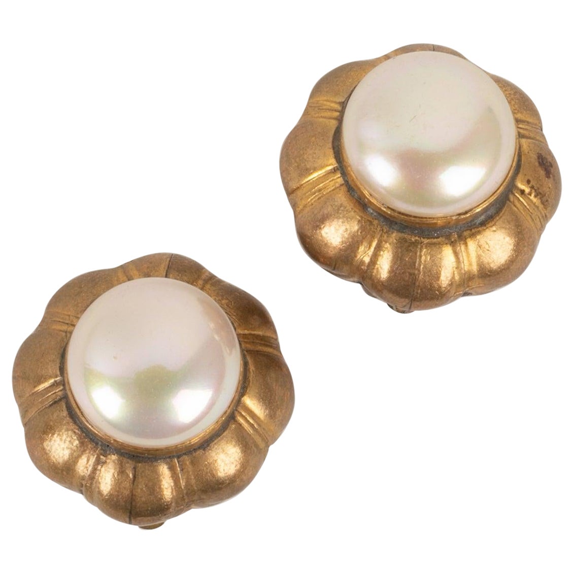 Chanel Goldene Metall-Ohrringe mit kostbaren Perlen-Cabochons im Angebot