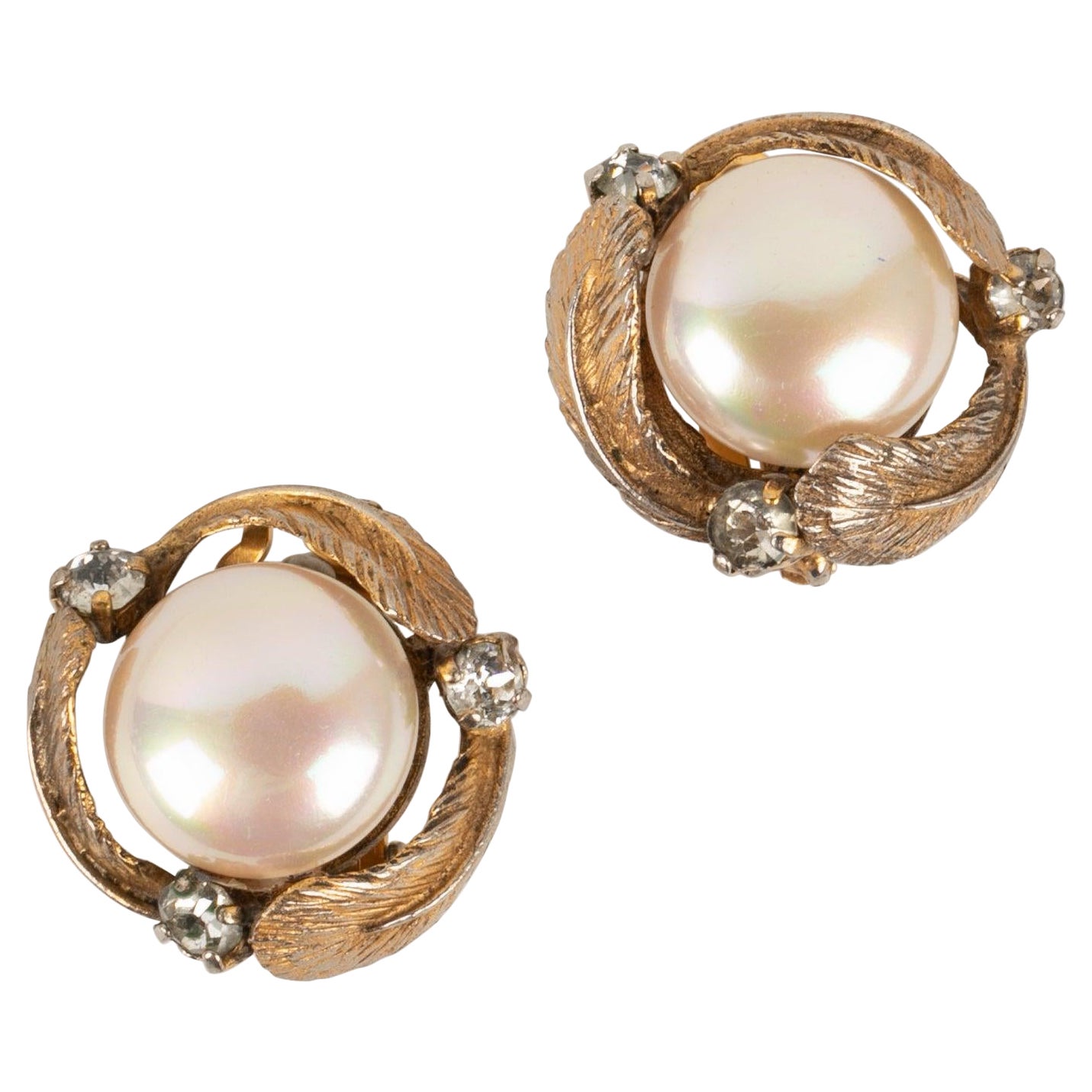 Chanel Goldene Metall-Ohrringe mit Perlen-Cabochons im Angebot