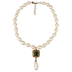 Chanel-Kostüm Perlenkette mit einem goldenen Metallanhänger, 1983