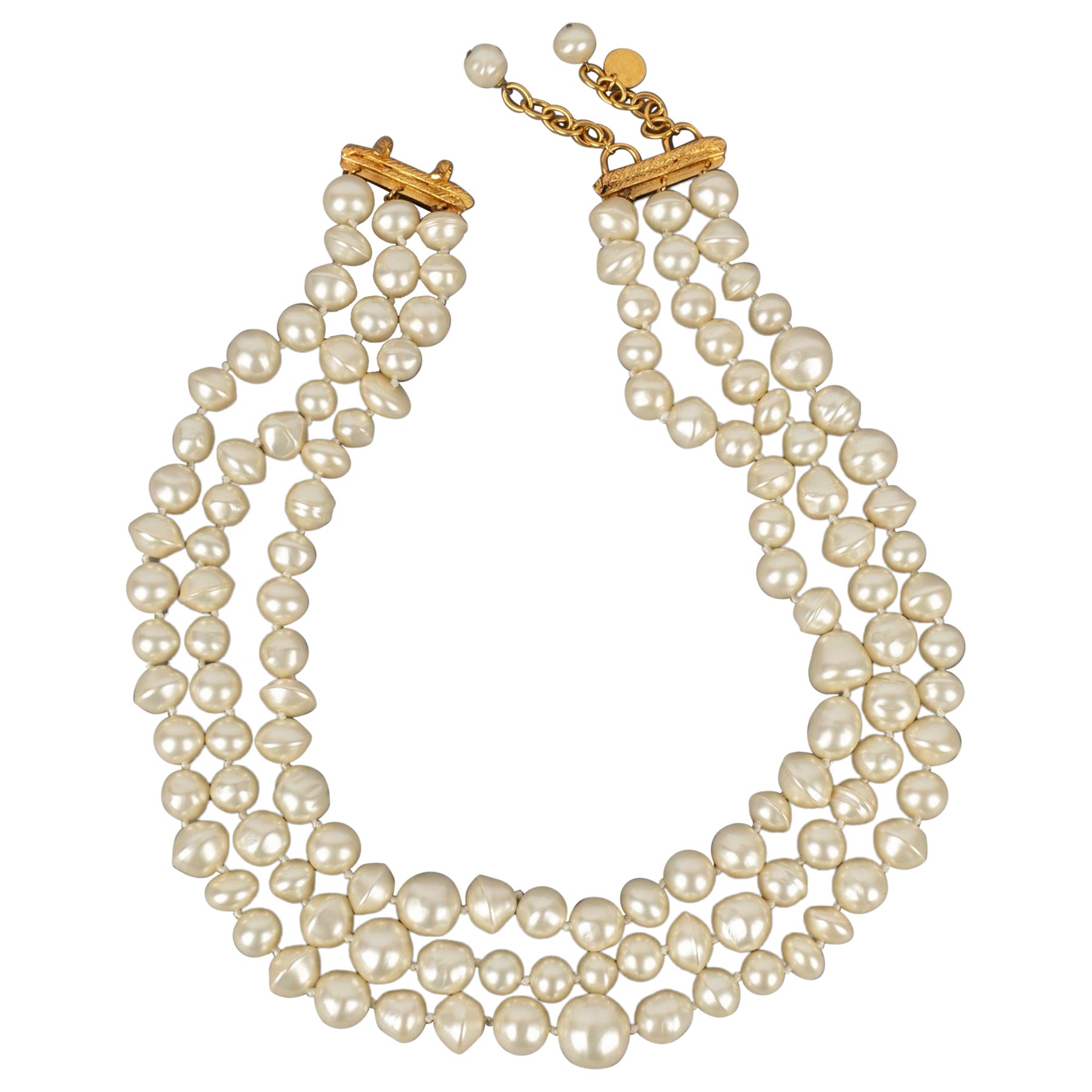 Chanel Dreireihige Halskette mit Kostümperlen im Angebot