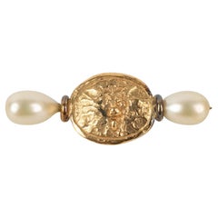 Chanel Goldene Löwenbrosche aus Metall mit Perlentropfen