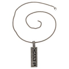 Chanel Collier en métal argenté avec pendentif en strass Swarovski, automne 2003