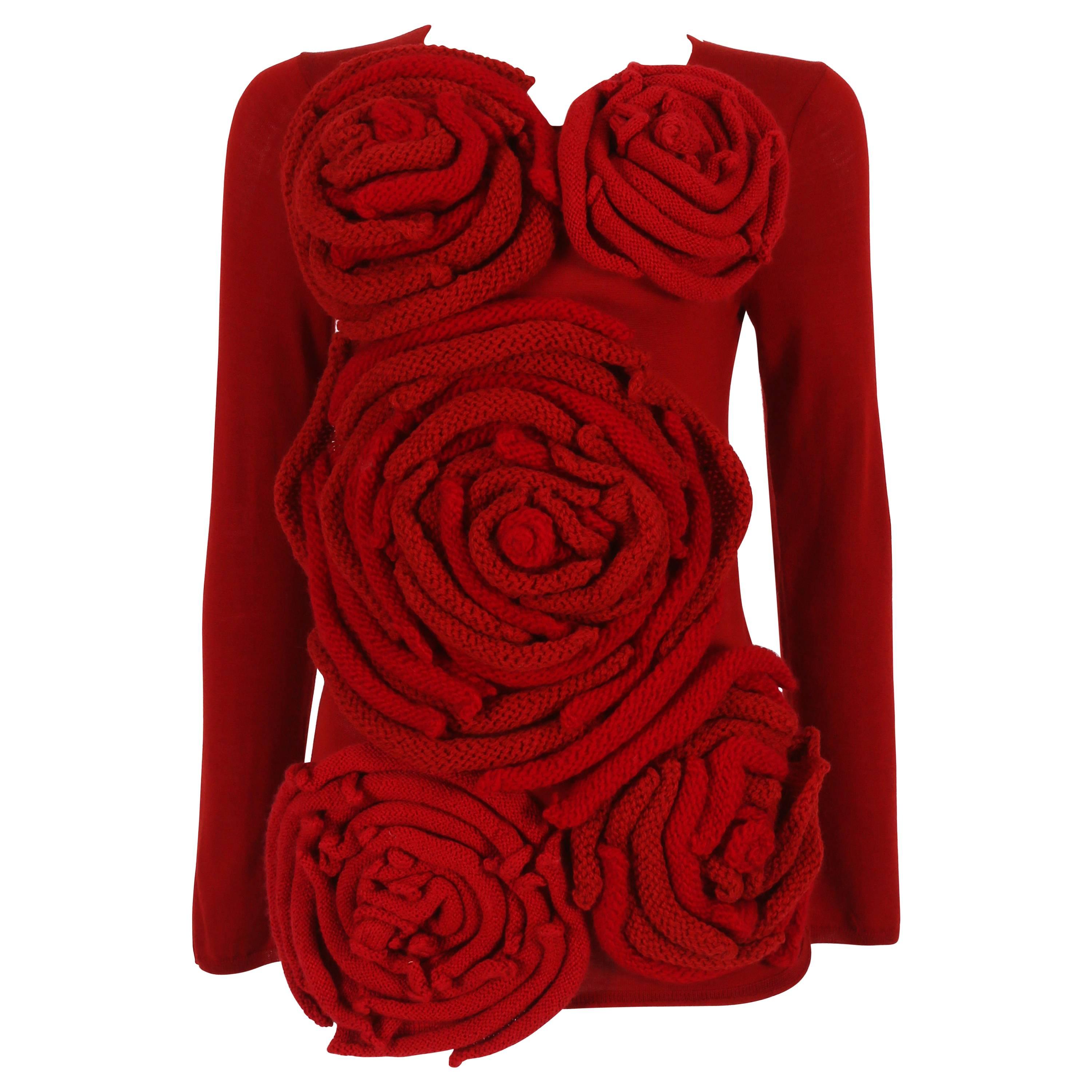 Pull en maille rouge avec des applications de roses, Comme des Garcons, c. 2014