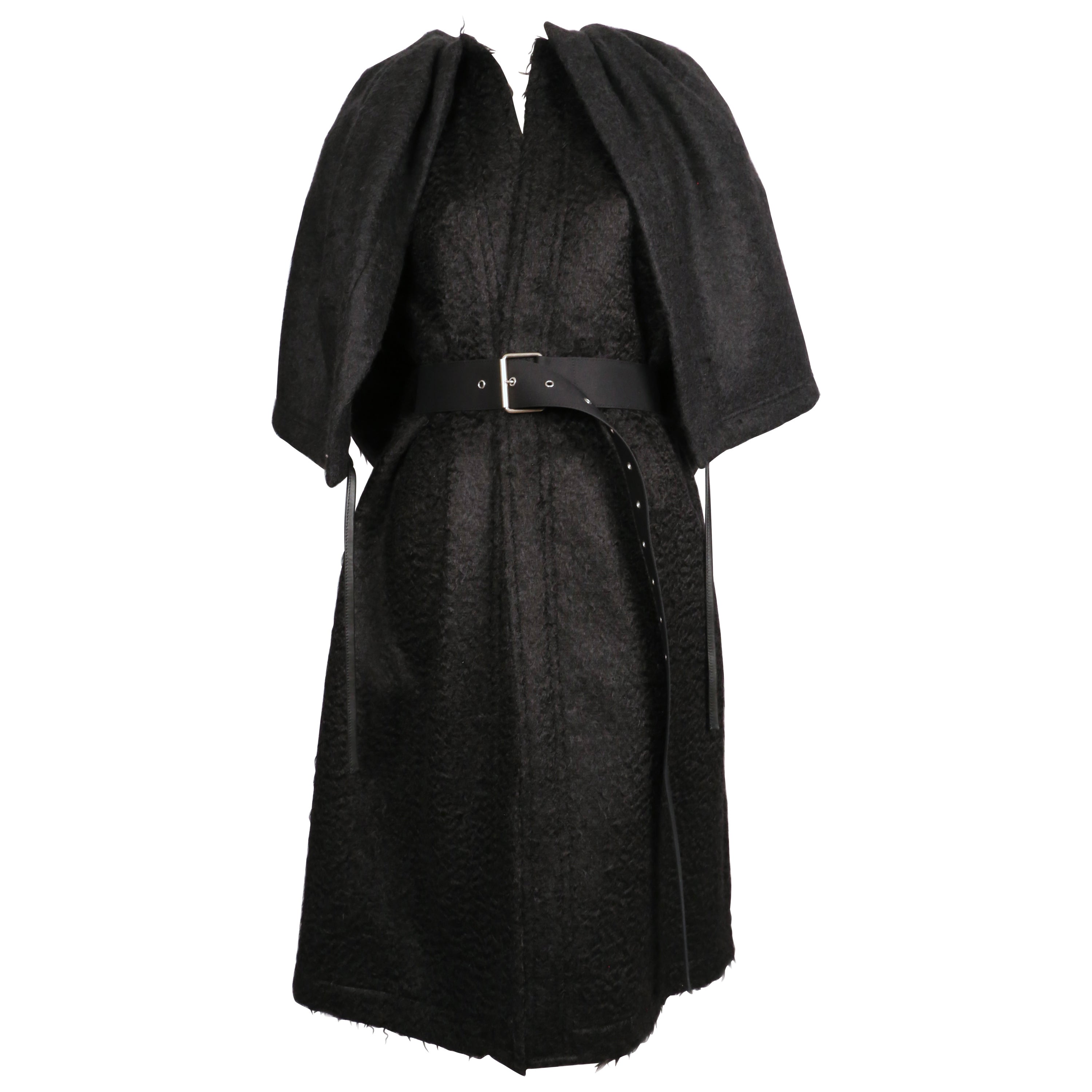 CÉLINE by PHOEBE PHILO manteau de défilé 2016 en laine mohair noire avec cape attachée en vente