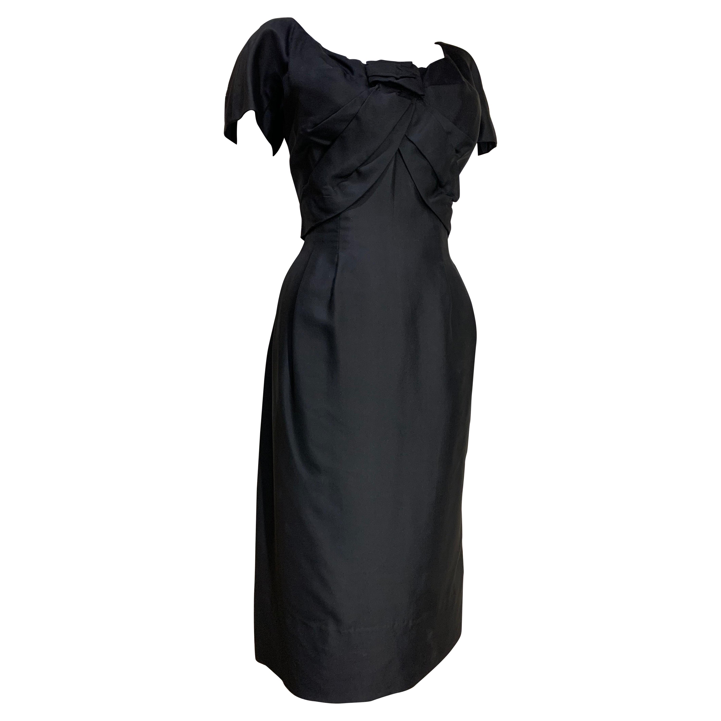 1950er Christian Dior Kleines Schwarzes Kleid mit versteckter Brustlinie und fester Taille  im Angebot