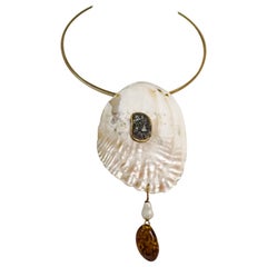 Retro necklace with shell and stones 