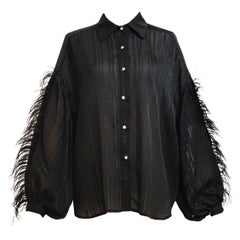 Chemise vintage noire avec plumes