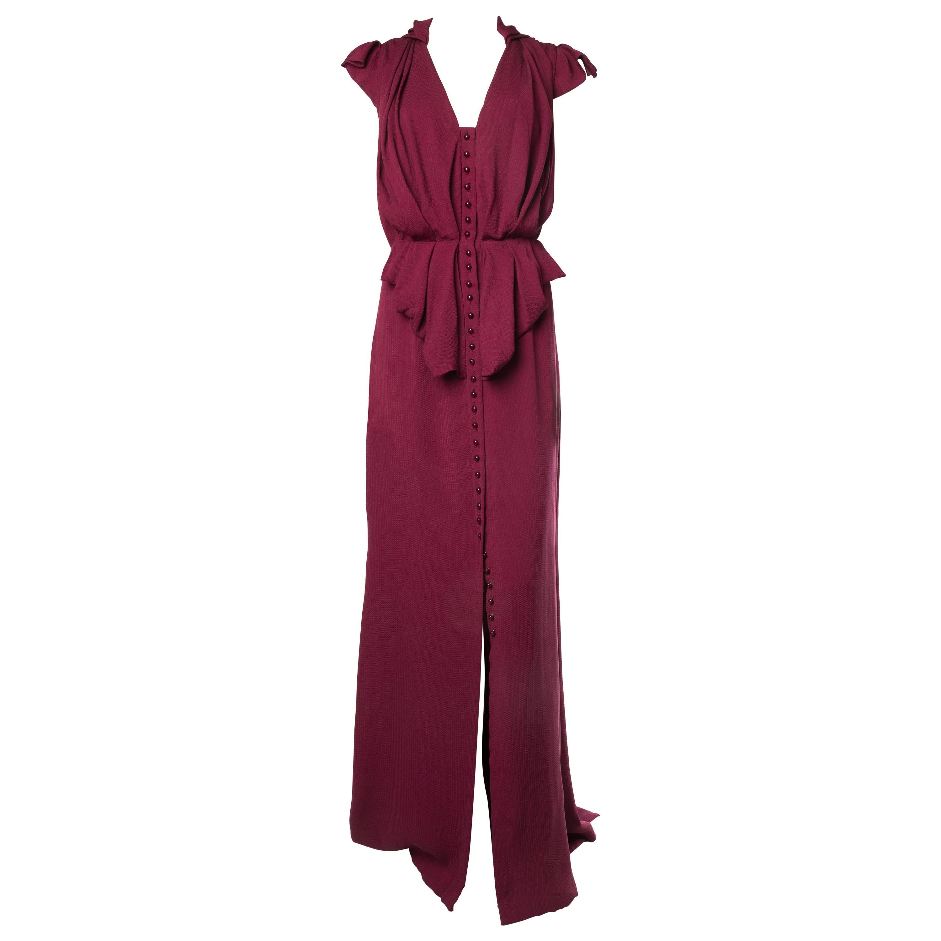 2000er CAROLINA HERRERA Preiselbeerrotes Seidenjacquard-Kleid mit Knopfleiste vorne und Schleppe im Angebot