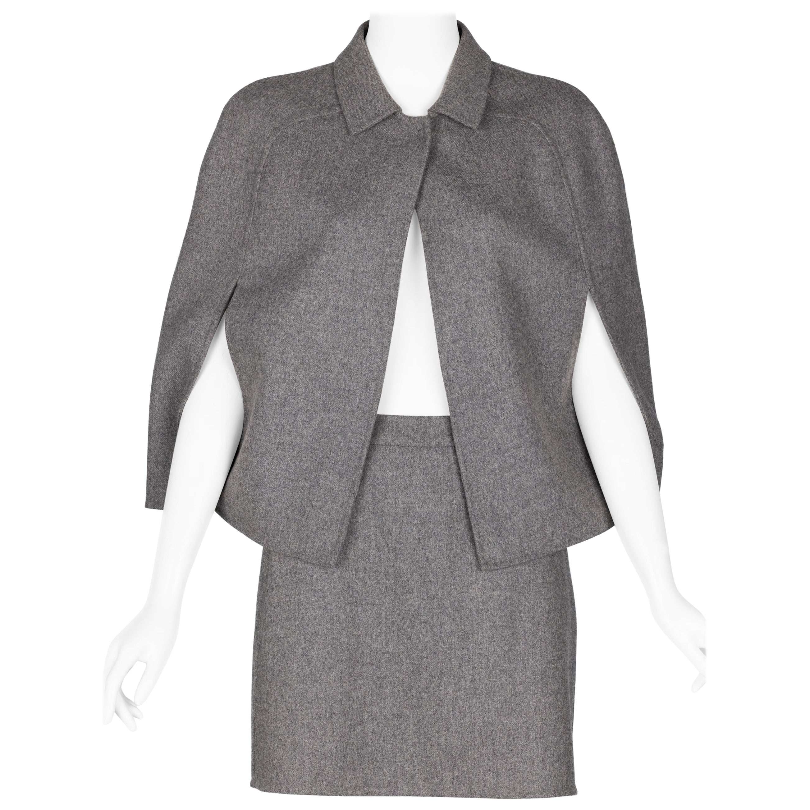 Done in a soft luxurious wool angora blend.
The cape has a concealed snap closure at the neck.
The skirt has side slash pockets and a concealed side zipper.
Unlined. Excellent pristine condition.
Professionally eco-dry cleaned and pressed.


Size: 4