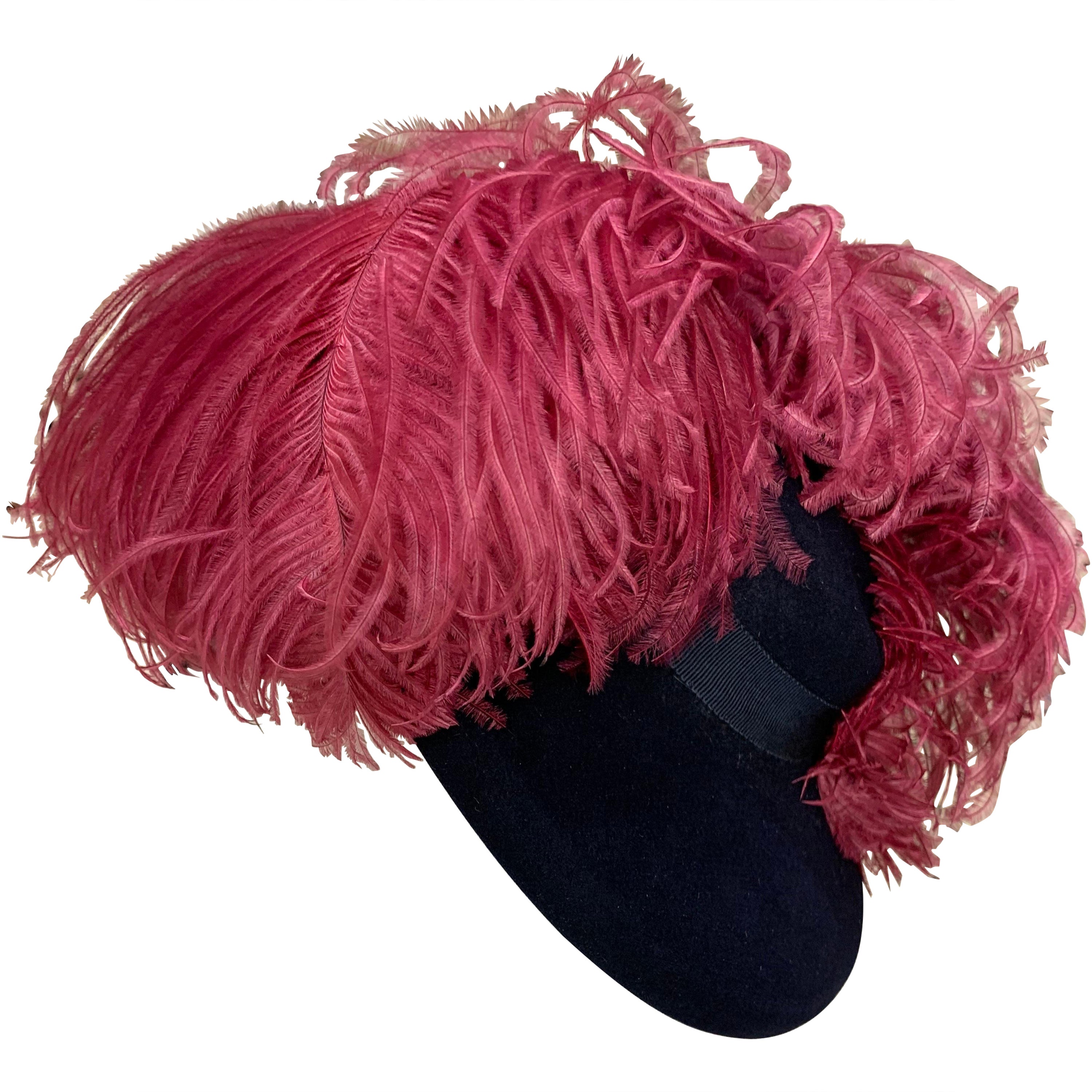 Leslie James, chapeau basculant bleu marine avec grand plumes d'autruche roses, années 1940 en vente
