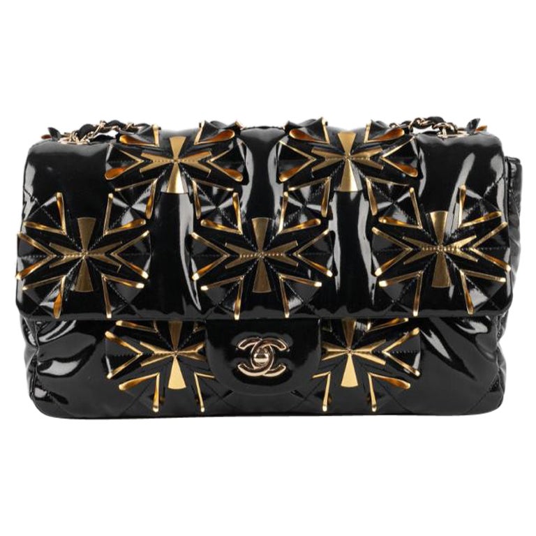 Sac Timeless en cuir verni souple noir et doré de Chanel, 2019 en vente