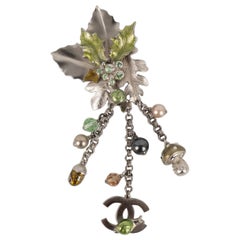 Chanel Broche colgante de metal plateado, 2005