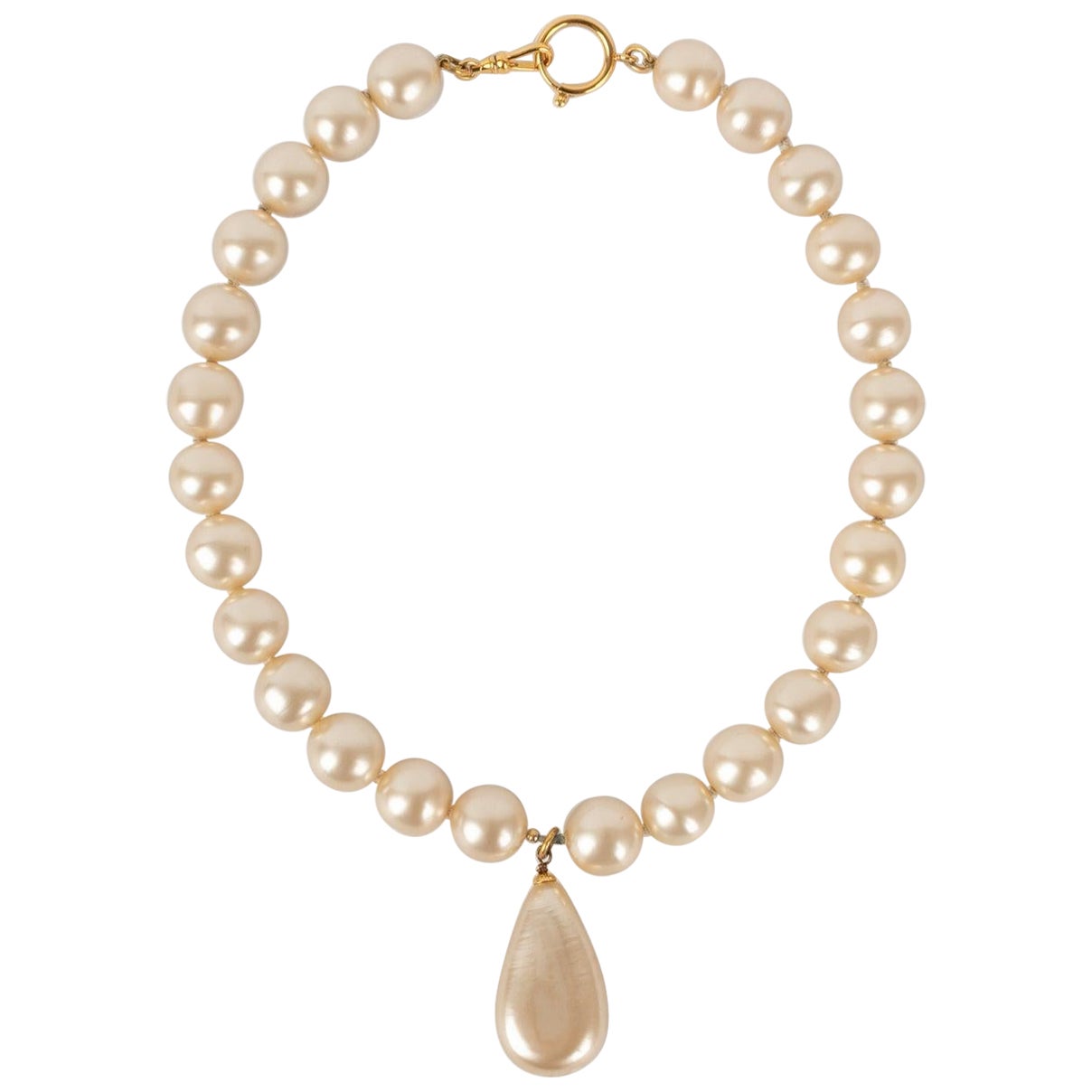 Chanel Halskette mit goldenem Metallhalter und Kostümperlen im Angebot
