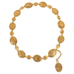 Chanel Goldener Metallgürtel aus Metall mit gravierten Medaillons, 1980er Jahre