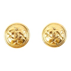 Chanel Goldfarbene CC-Ohrclips mit Diamanten in Goldtönen und Diamantmuster