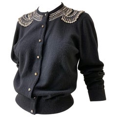 1950s Giovagnoni Black Cashmere Button-Up Sweater w Tear-Drop Rhinestone Fringe (Pull à boutons en cachemire noir avec frange en forme de goutte d'eau)