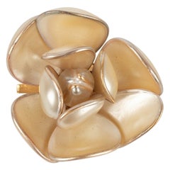 Chanel Kamelienbrosche aus goldenem Metall