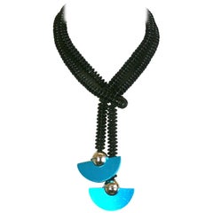 Lariat en verre post-moderne avec pendentifs en aluminium anodisé