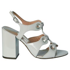 Sandalias de charol gris pálido con ojal L' Autre Chose